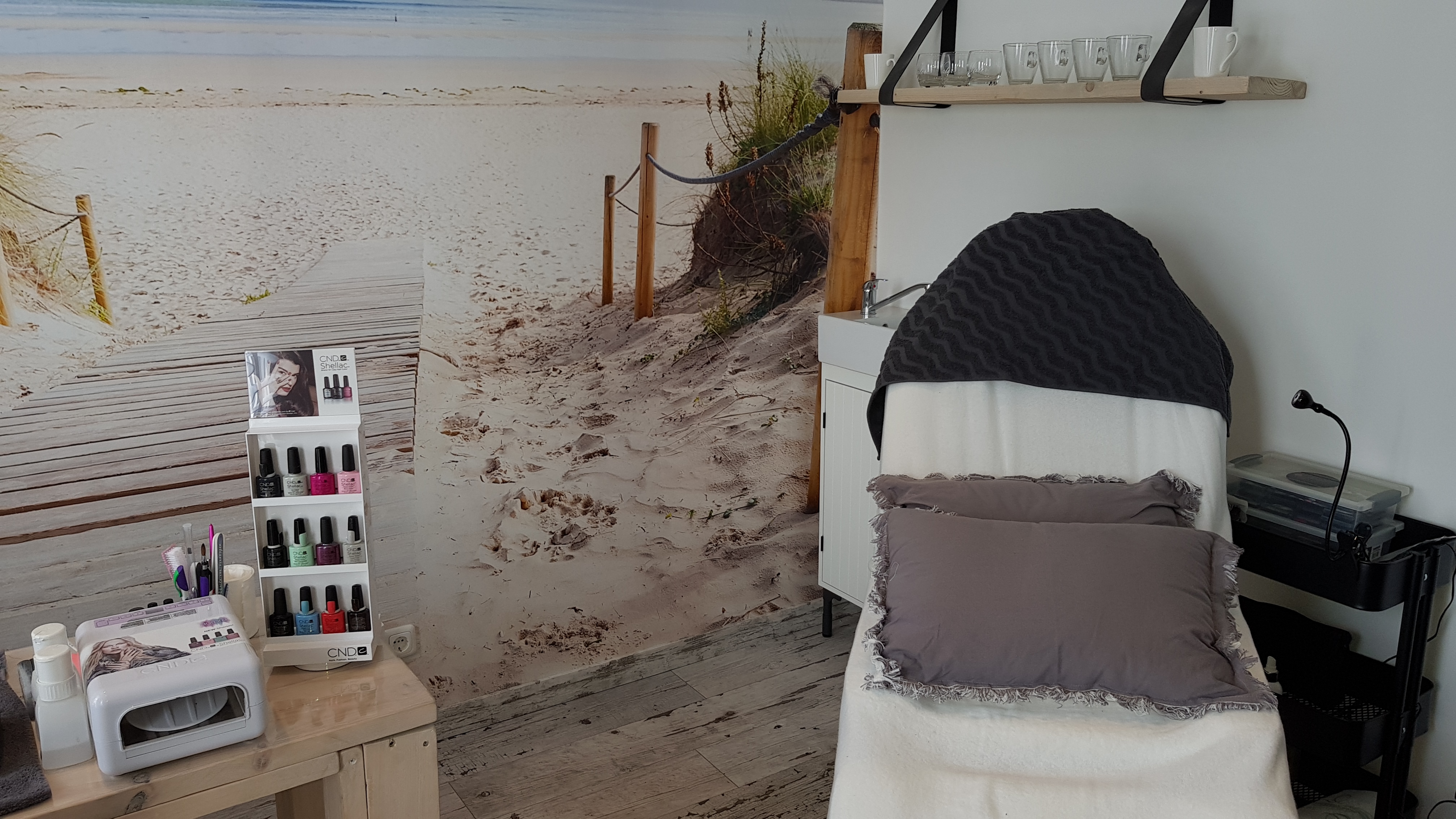 Behandelbed met CND kleuren